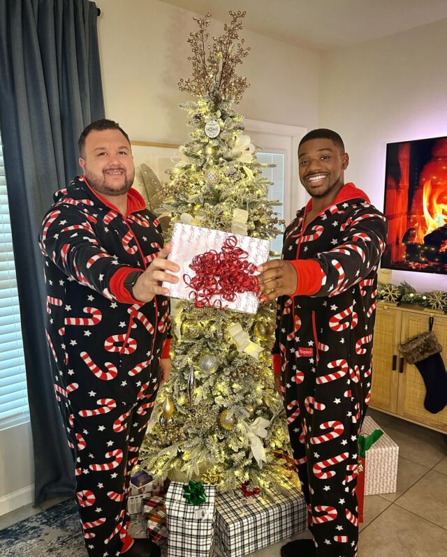 Wishing you and yours a very merry Christmas! 🎄 ✨

Onesies: @tipsyelves [gifted]

Christmas tree: @kingofchristmas [gifted]