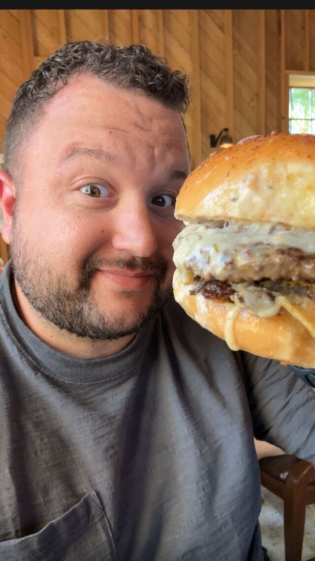Thank all that is good, this burger is back! 🍔

This French Onion Soup Burger from D-Luxe Burger at @disneysprings is seasonal. I don’t care that it’s seasonal… as long as they always bring it back! 

Not sure how long it’s around this time… get it while you can!

#disneyfood #disneyfoodie #waltdisneyworld #orlandofood #orlandofoodie